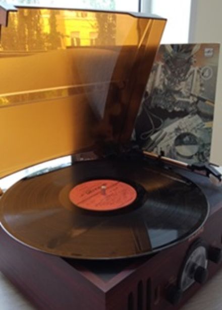 Выставка-экскурсия  "Встреча с винилом"